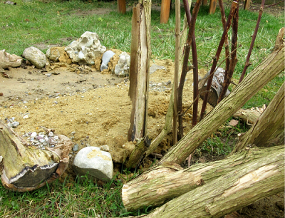 Ein Lehm-Sandgemisch oder vegetationslosen Boden für bodenbrütende Wildbienen offen lassen. (Foto: Daniela Ehm)