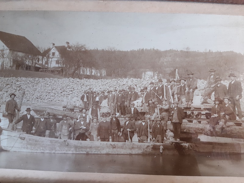 Altes Foto einer Inn-Überfahrt in der Nähe von Seibersdorf - dieses Foto sandte uns Beatrix Primas zu, ihr Großvater Franz Pichler ist darauf zu sehen.