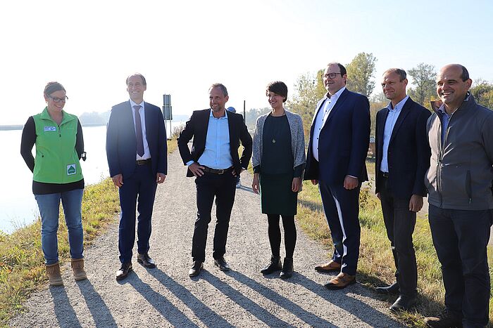 Gemeinsam macht man einen Spaziergang in das Vogelparadies am Stausee Ering-Frauenstein. (Foto: Landkreis Rottal-Inn)