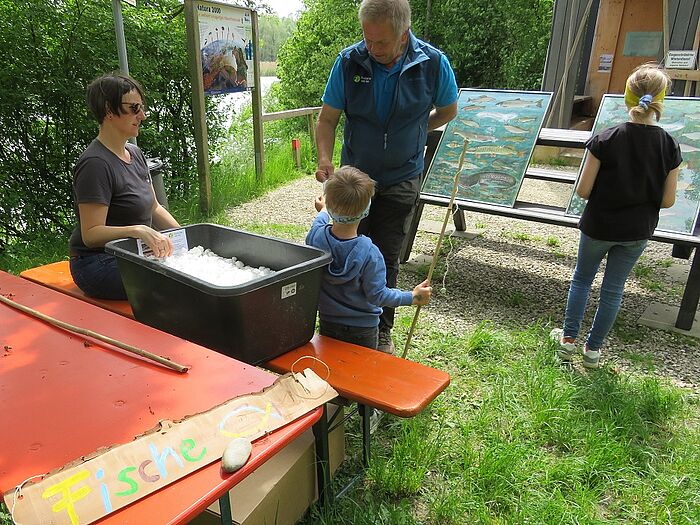 Angeln an der Fische-Station hieß es mit Naturium-Guide Karl Riedler. (Foto: Naturium)