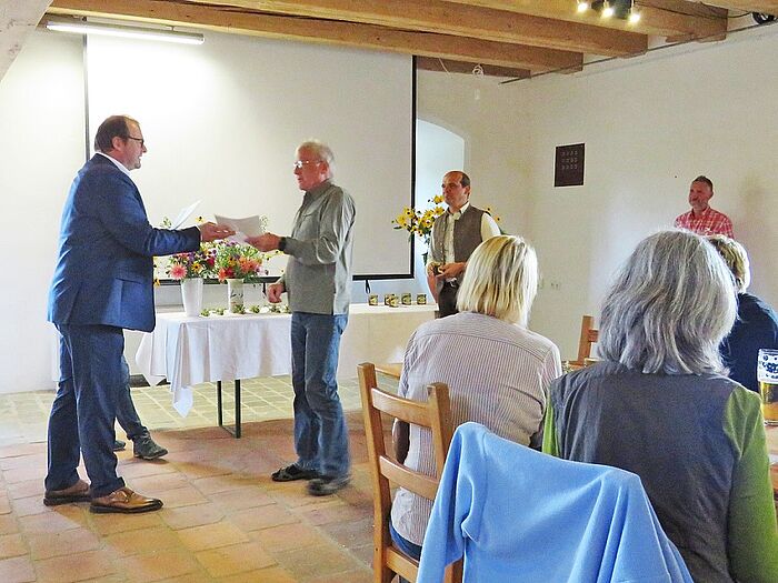 Landrat Michael Fahmüller überreicht jedem Absolventen das Zertifikat. Foto: Naturium 