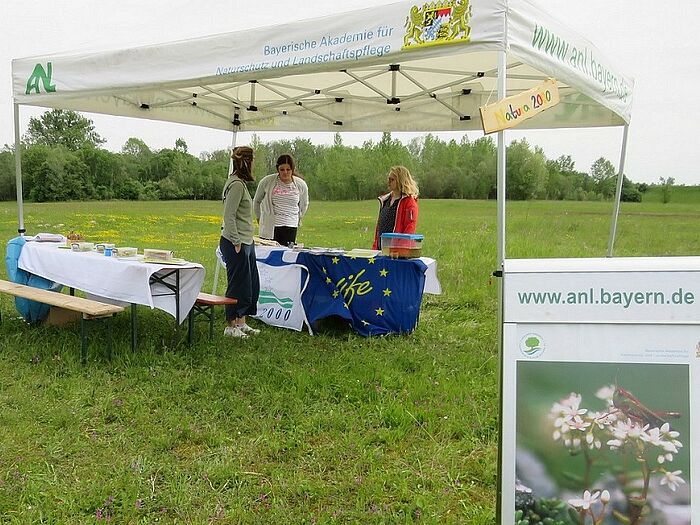 Die Info-Station der ANL – Bayerischen Akademie für Naturschutz und Landschaftspflege auf dem Biotopacker (Foto: Naturium)