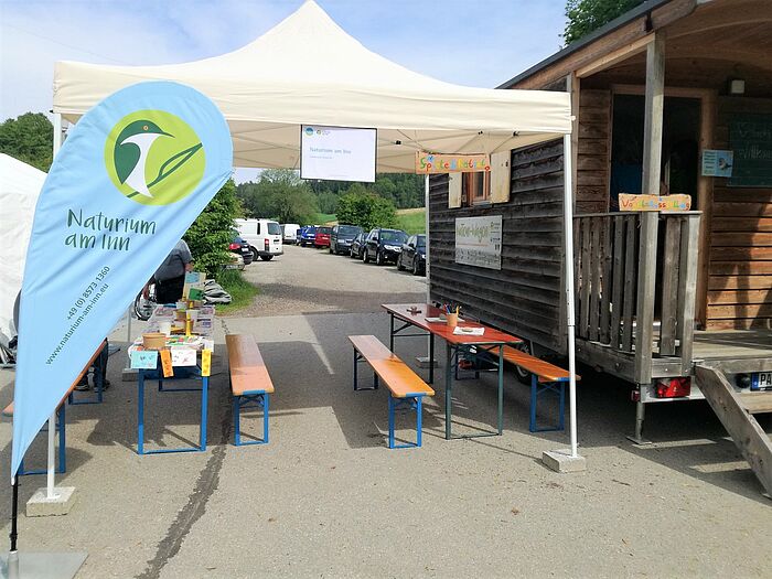 Das Naturium am Inn mit dem NaTour-Wagon auf dem Familienfest Rottal-Inn 2023 in Mitterskirchen. (Foto: Naturium)