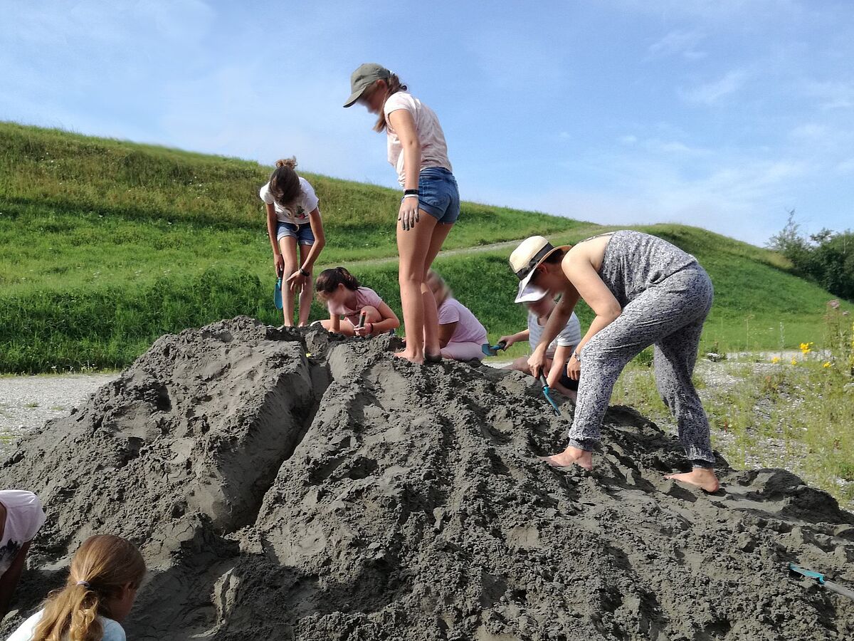 Wir bauen einen Fluss. (Foto: Naturium am Inn)