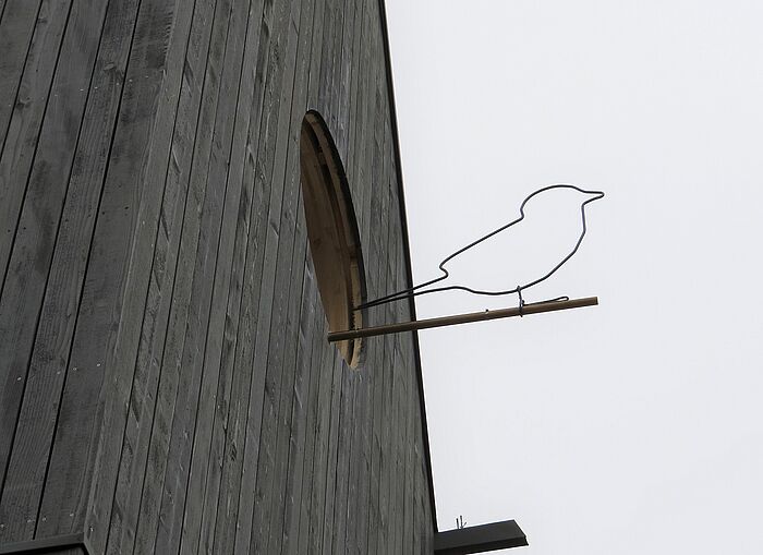 Ein Vogel aus Metall am Turm (Foto: Claudia Schmidt)
