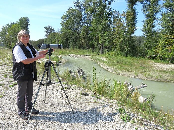 Dr. Beate Brunninger bei ihrer Lieblingstätigkeit: Vögel beobachten.