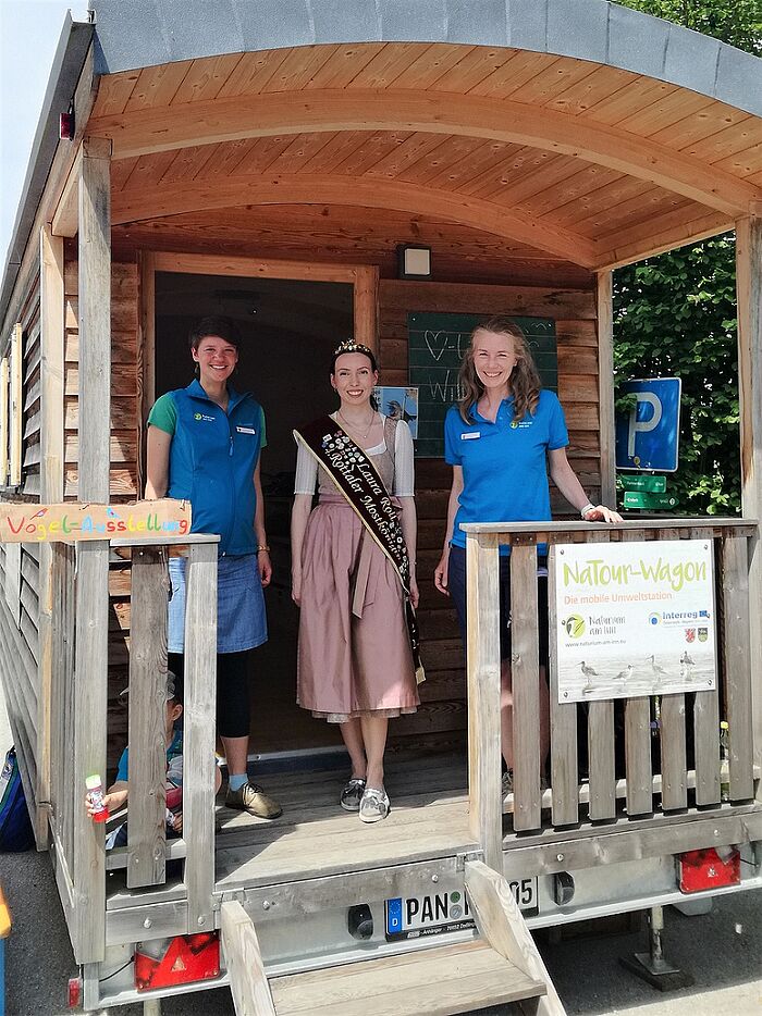 Besuch von der Mostkönigin Laura Roll mit Umweltstationsleiterin Claudia Schmidt (li.) und Sandra Zebisch (ehrenamtliche Umweltbildungsreferentin, re.) (Foto: Naturium)