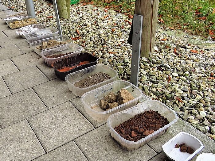 Farben herstellen aus verschiedenen Erden (Foto: Naturium)