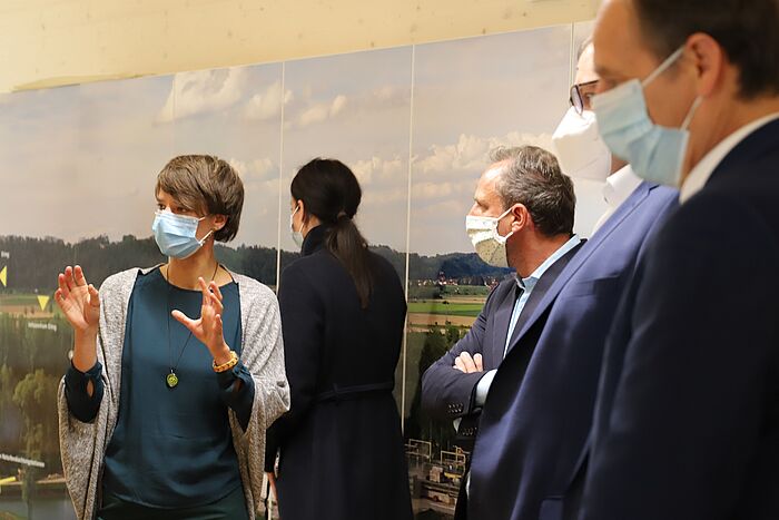 Die Leiterin der Umweltstation, Claudia Schmidt, erläutert den Anwesenden das Konzept der Umweltbildung im Naturium am Inn. (Foto: Landkreis Rottal-Inn))