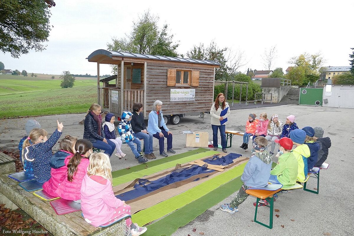 Umweltbildung auf dem Schulhof: das geht mit der mobilen Umweltstation, dem "NaTour-Wagon" des Naturium am Inn in Ering.(Foto: Wolfgang Hascher)