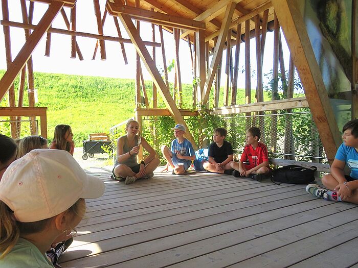 Ferienprogramm Auwald: Feder erklären (Foto: Naturium am Inn)