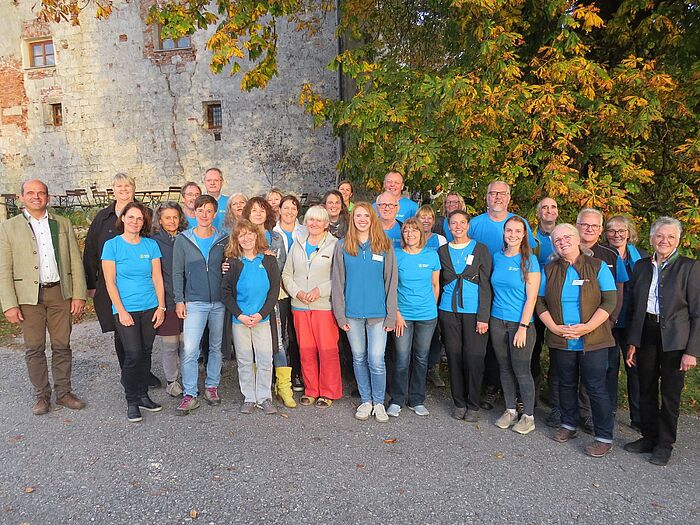 Die Absolventen der Ausbildung mit stellvertretender Landrätin Edeltraud Plattner (r.), Bürgermeister der Gemeinde Mining, Josef Zechmeister (l.), der Leiterin des Naturium, Dorena Buchmeier (vorne mittig), Brigitte Dieplinger für INTERREG (2.v.l.)