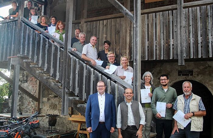 Gruppenbild: die Naturium-Guides mit Landrat Michael Fahmüller, Mininger Bürgermeister Josef Zechmeister und Claudia Schmidt, Leitung Umweltstation Naturium am Inn. Foto: Kreibich 