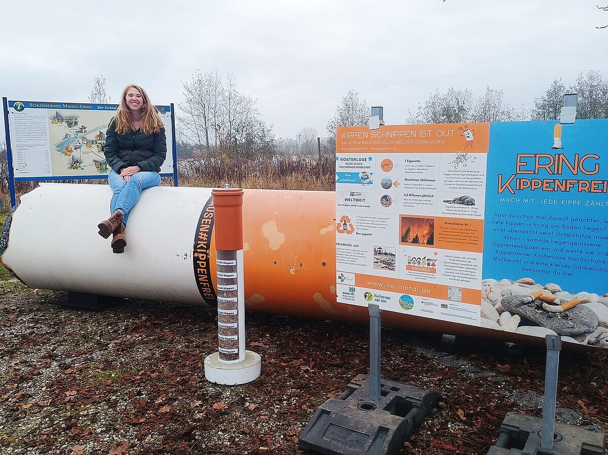 Leiterin Naturium Dorena Buchmeier auf der "Riesenkippe", die auf die Problematik achtlos weggeworfener Zigarettenkippen hinweisen soll. (Foto: Naturium am Inn)